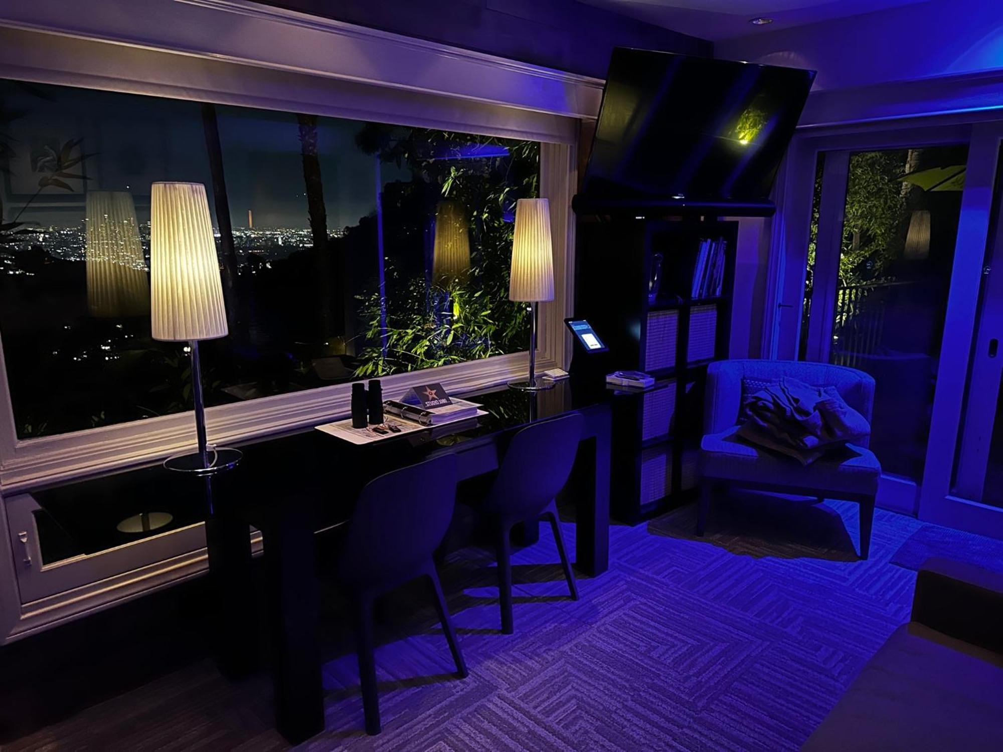Apartment Hollywood Hills Jetliner Views At 1080 Hollywood Los Angeles